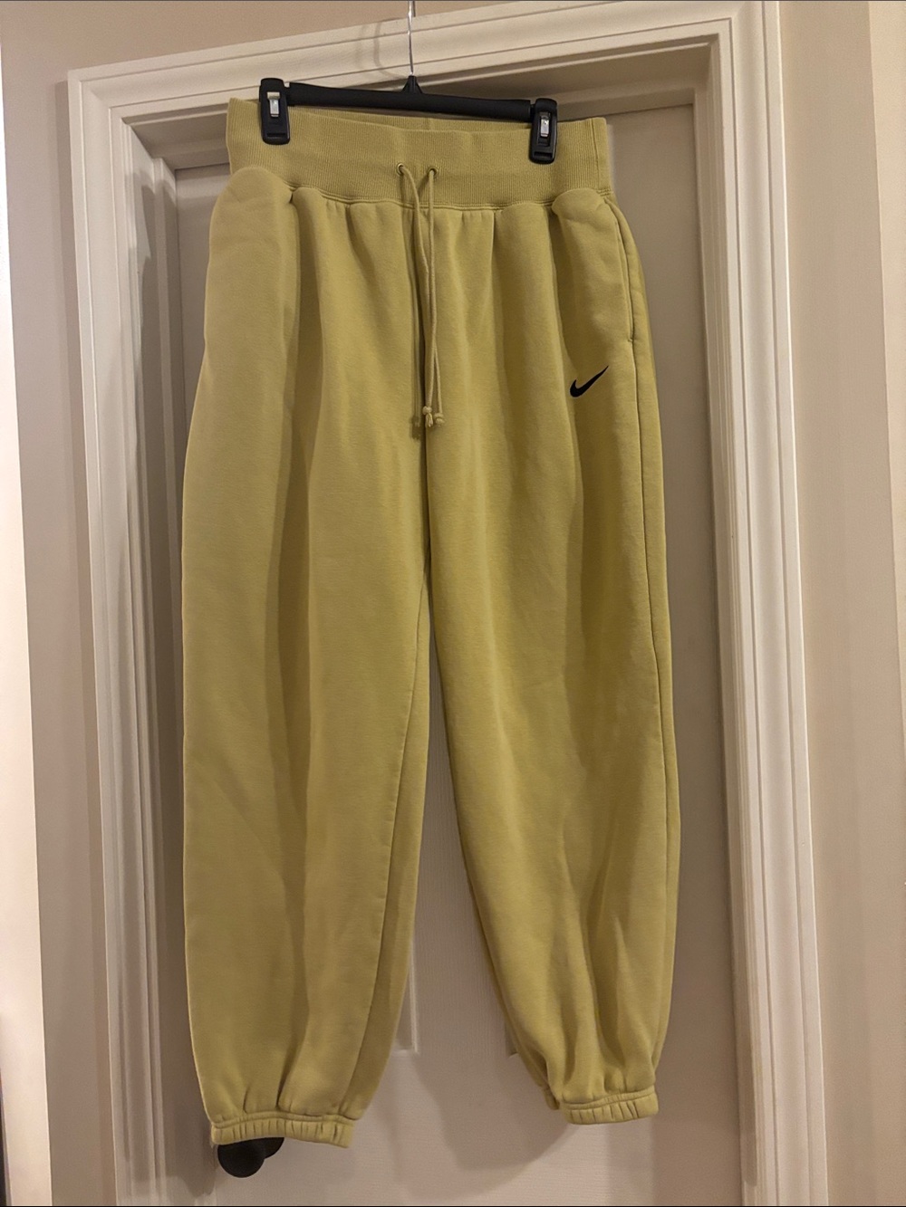 High waist baggy Nike women’s joggers Medium Olive-Yellow